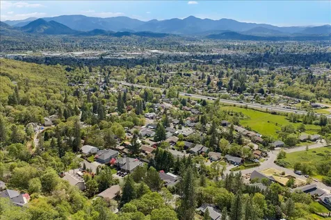 1625 NE Hillcrest Drive Grants Pass OR 97526