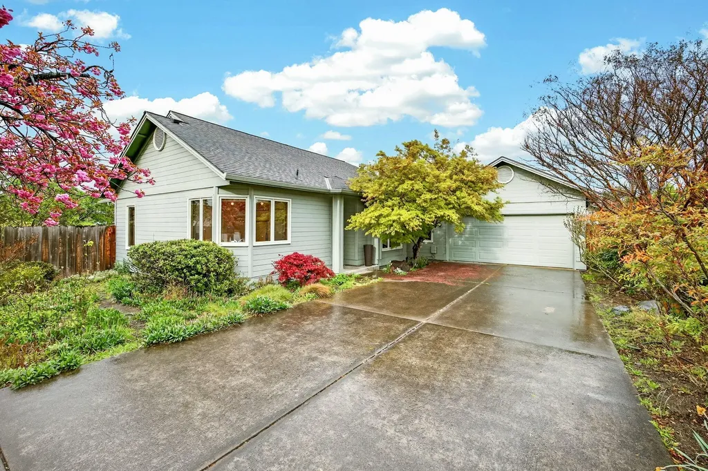 536 Parkside Drive Ashland OR 97520
