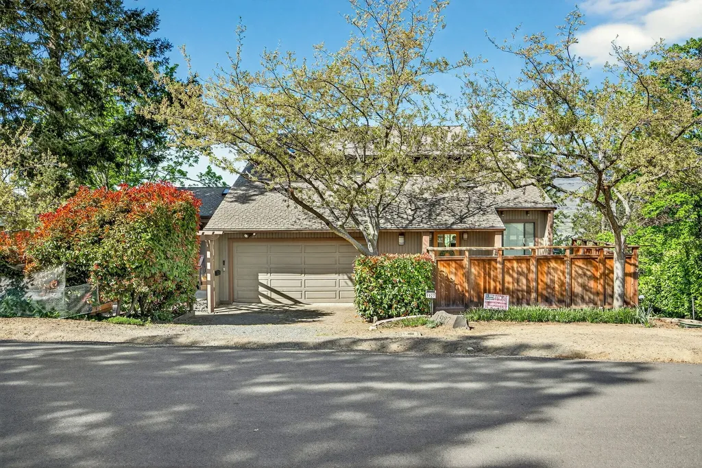 1927 Tamarack Place Ashland OR 97520
