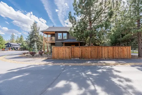 923 E Desperado Trail Sisters OR 97759