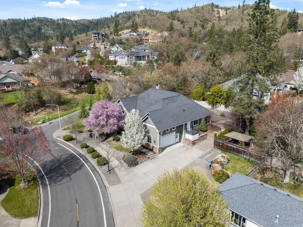 1868 NW F Street Grants Pass OR 97526