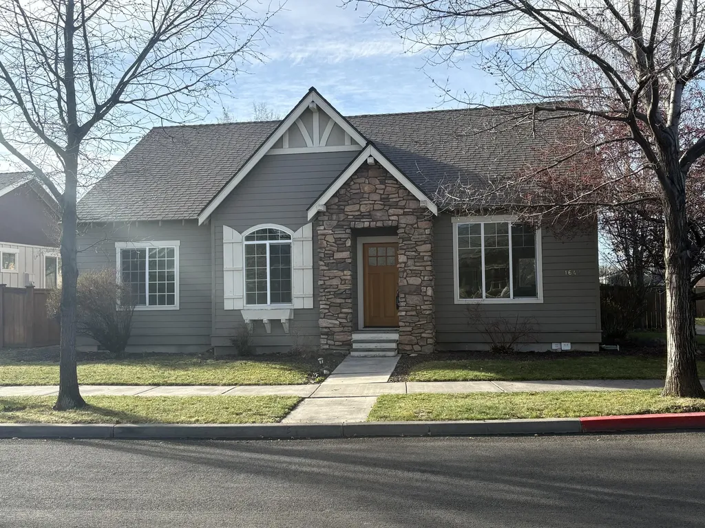 1642 NW Hemlock Avenue Redmond OR 97756