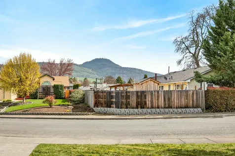 3027 Waterford Court Medford OR 97504