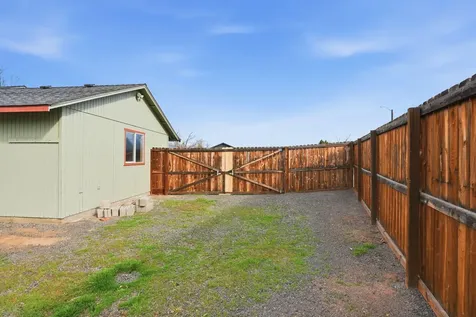 3302 SW Reindeer Avenue Redmond OR 97756