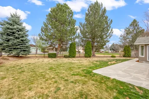 3790 SW Gene Sarazan Drive Redmond OR 97756