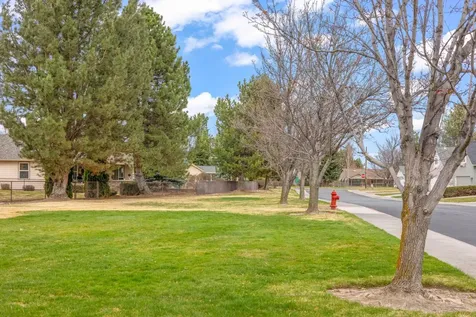 3790 SW Gene Sarazan Drive Redmond OR 97756