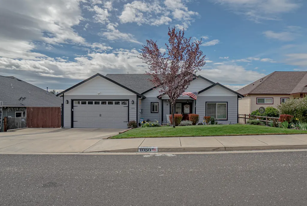 1050 Azure Way Eagle Point OR 97524