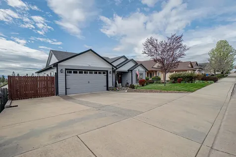 1050 Azure Way Eagle Point OR 97524