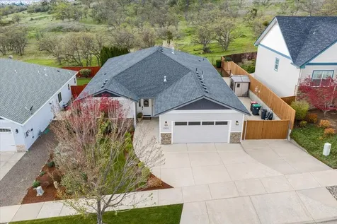 1025 Mcphearson Lane Medford OR 97504