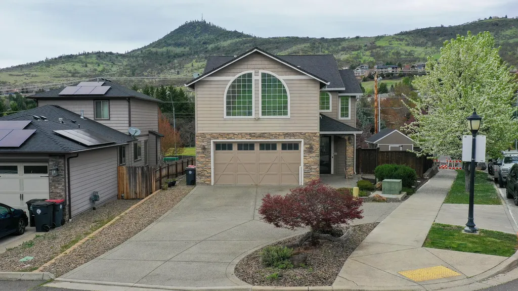 120 Eagle Trace Drive Medford OR 97504