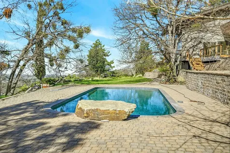 6023 Hillcrest Road Medford OR 97504