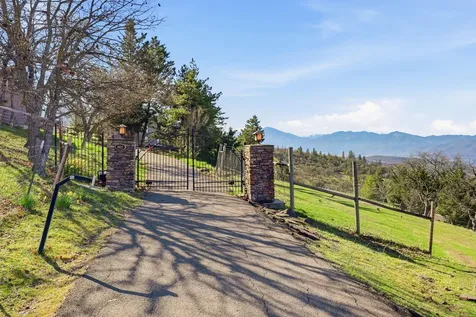 6023 Hillcrest Road Medford OR 97504