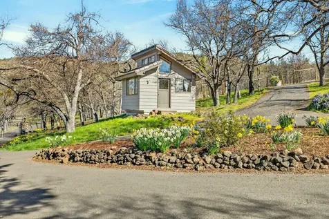 6023 Hillcrest Road Medford OR 97504