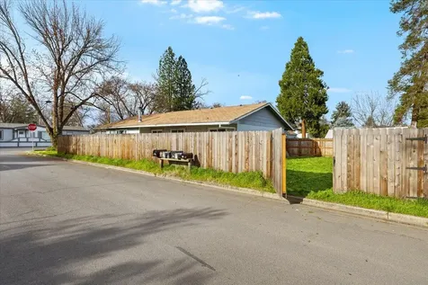621 S Shasta Avenue Eagle Point OR 97524