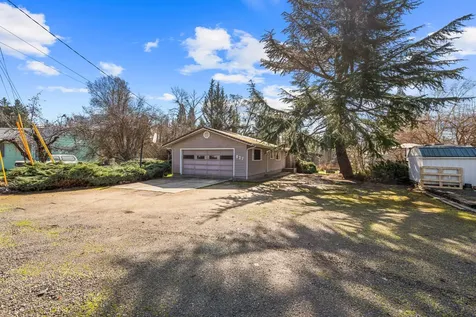 837 S Royal Avenue Eagle Point OR 97524