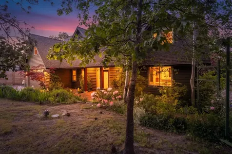 523 Strawberry Lane Ashland OR 97520