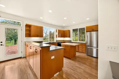 523 Strawberry Lane Ashland OR 97520
