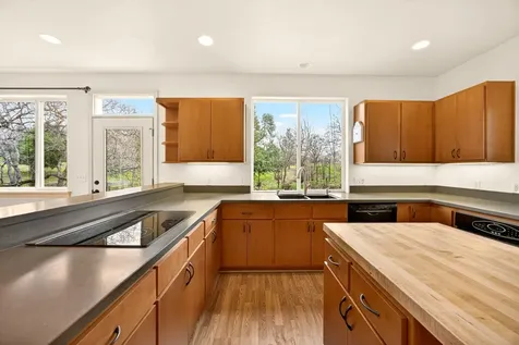 523 Strawberry Lane Ashland OR 97520