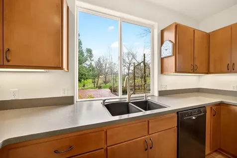 523 Strawberry Lane Ashland OR 97520