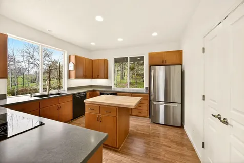 523 Strawberry Lane Ashland OR 97520