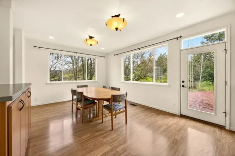 523 Strawberry Lane Ashland OR 97520