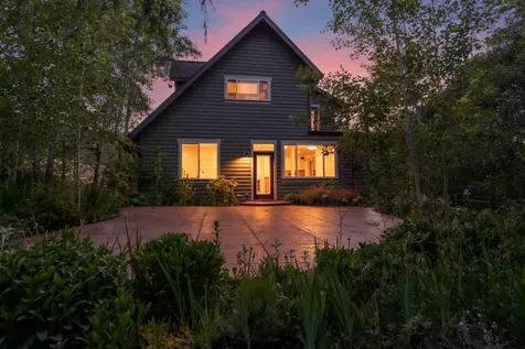 523 Strawberry Lane Ashland OR 97520
