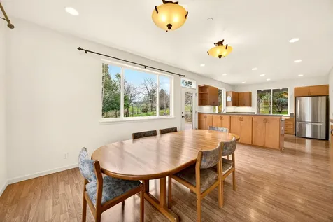 523 Strawberry Lane Ashland OR 97520