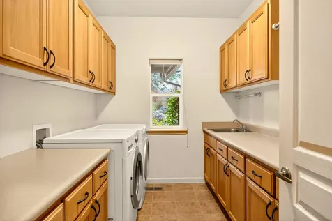 523 Strawberry Lane Ashland OR 97520