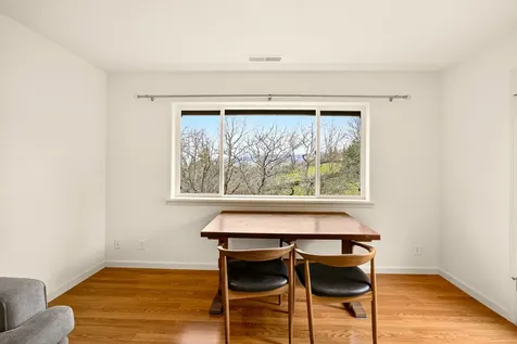 523 Strawberry Lane Ashland OR 97520
