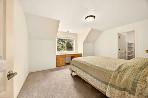 523 Strawberry Lane Ashland OR 97520