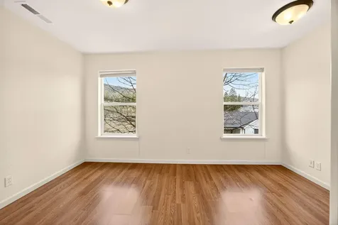 523 Strawberry Lane Ashland OR 97520