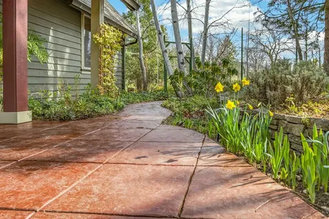 523 Strawberry Lane Ashland OR 97520