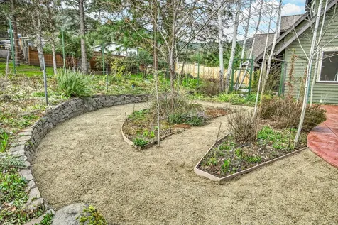 523 Strawberry Lane Ashland OR 97520