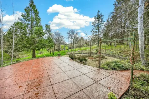 523 Strawberry Lane Ashland OR 97520