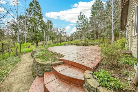 523 Strawberry Lane Ashland OR 97520