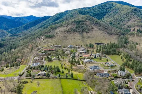 523 Strawberry Lane Ashland OR 97520