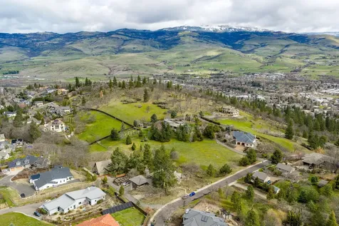 523 Strawberry Lane Ashland OR 97520