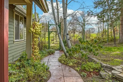 523 Strawberry Lane Ashland OR 97520