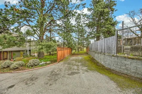 523 Strawberry Lane Ashland OR 97520