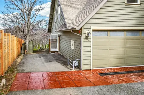 523 Strawberry Lane Ashland OR 97520