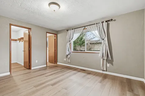 1813 Cascadia Circle Medford OR 97504