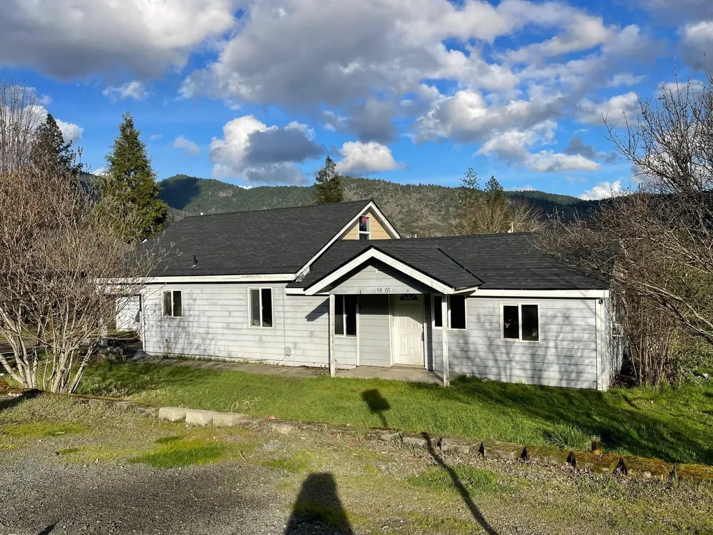 1805 NW Candler Avenue Grants Pass OR 97526
