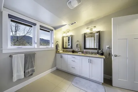 946 Stoneridge Avenue Ashland OR 97520