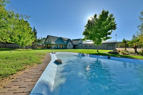 536 Rogue Air Drive Shady Cove OR 97539