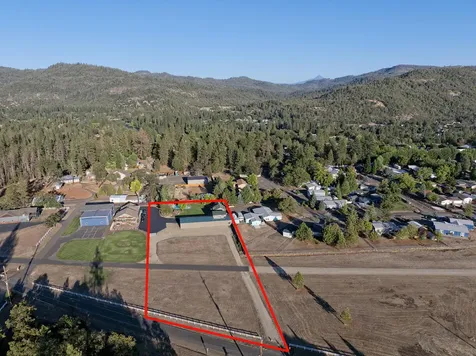 536 Rogue Air Drive Shady Cove OR 97539