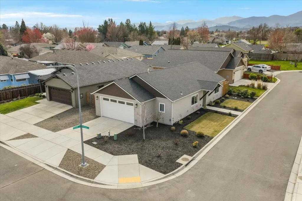 305 Moody Lane Medford OR 97501