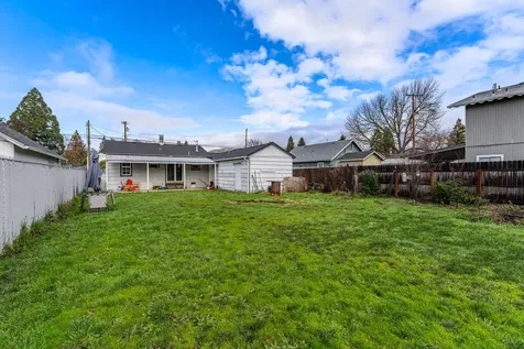 1107 SW Bridge Street Grants Pass OR 97526