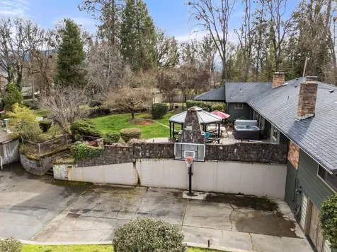 1117 NE Memorial Drive Grants Pass OR 97526