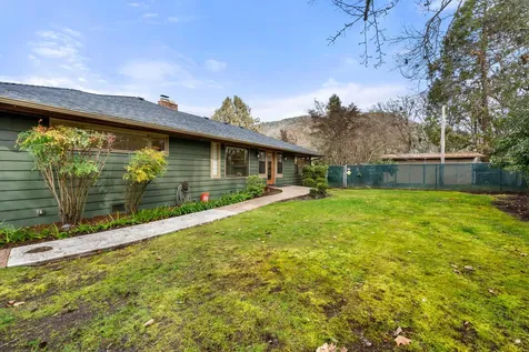 1117 NE Memorial Drive Grants Pass OR 97526