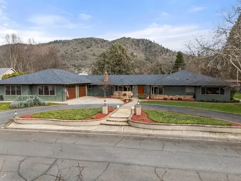 1117 NE Memorial Drive Grants Pass OR 97526